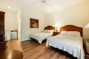Naples Studio with Community Pool and Tennis Courts!
